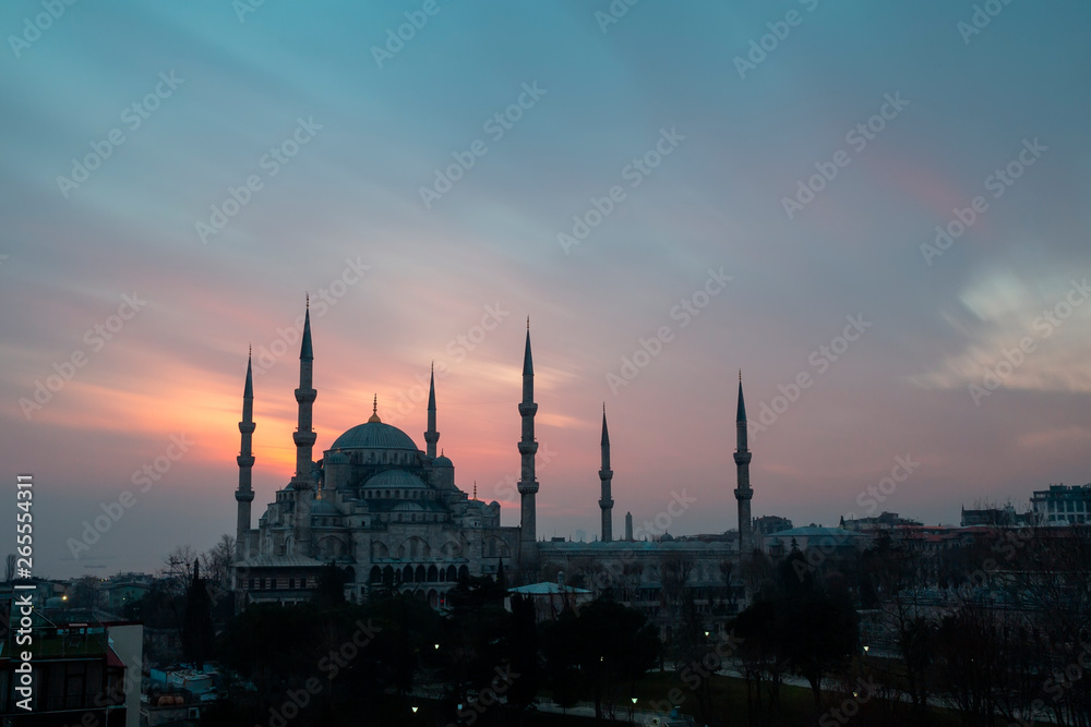 Obraz premium Istanbul, Turkey. Sultan Ahmet Camii named Blue Mosque turkish islamic landmark with six minarets, main attraction of the city.