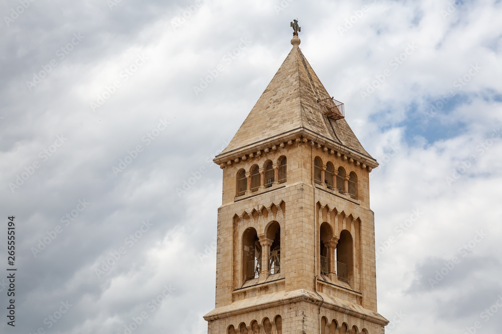 Obraz premium Old city in Jerusalem, Israel, during a cloudy day.