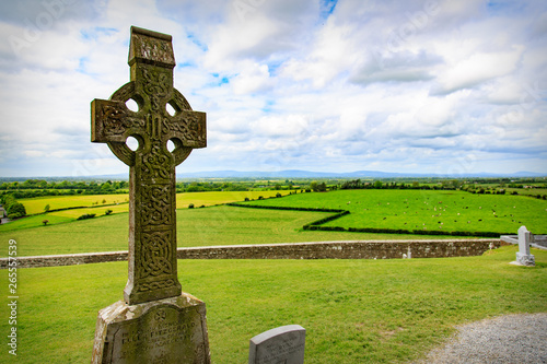 Obraz na płótnie Celtic Cross over a Field in Ireland