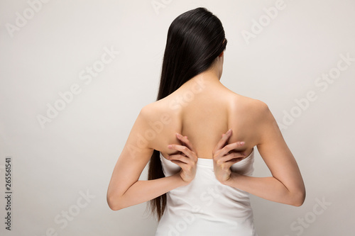 肩甲骨を触る女性