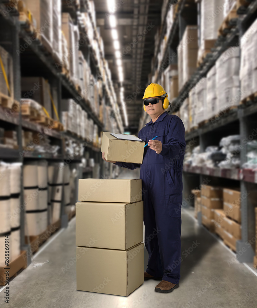 Worker Delivering products Sign the signature on the product receipt form with parcel boxes