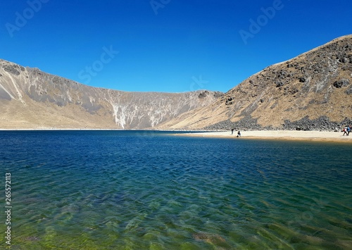 Aguas turquesa en la laguna del sol  en el cr  ter del volc  n Nevado de Toluca 