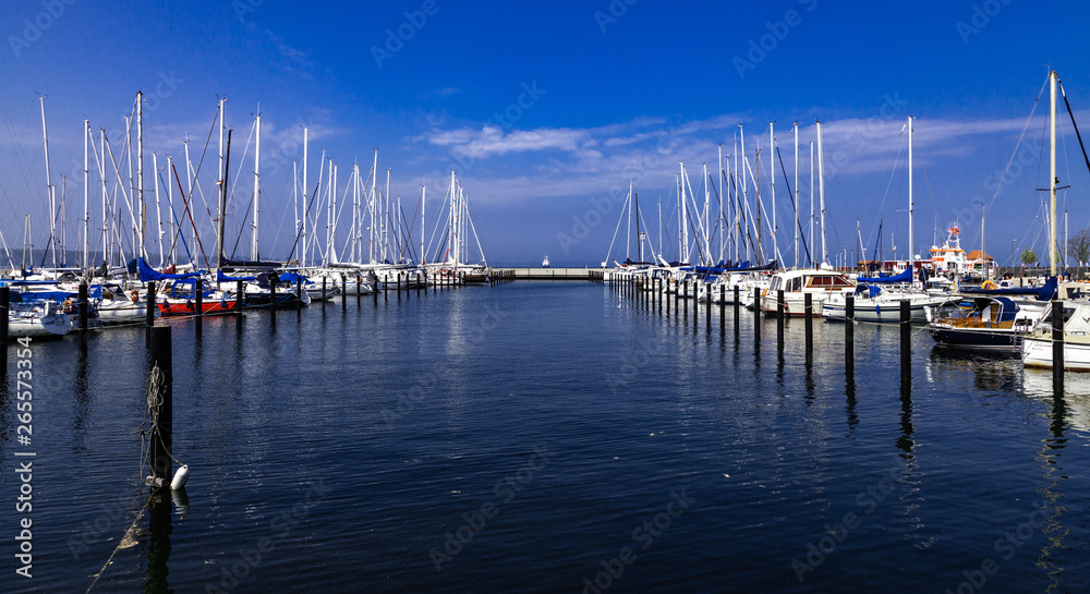 Fototapeta premium Segelboote im Hafen Laboe Kieler Förde Ostsee