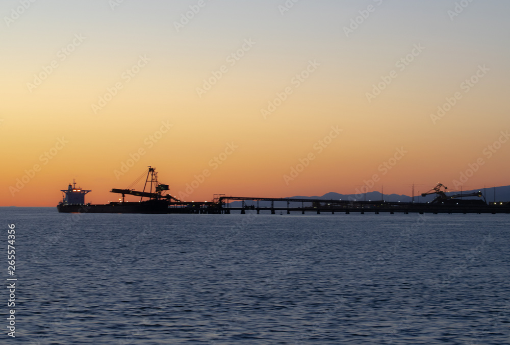 Obraz premium docked cargo ship at dusk