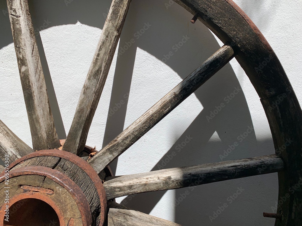 Rueda de madera y fierro de una carreta antigua foto de Stock | Adobe Stock