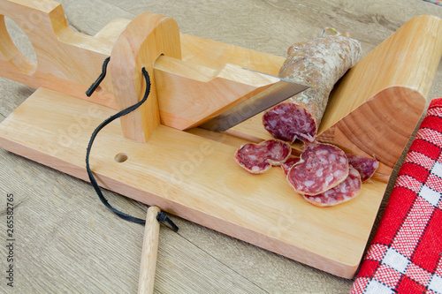 saucisson sec et trancheuse à saucisson