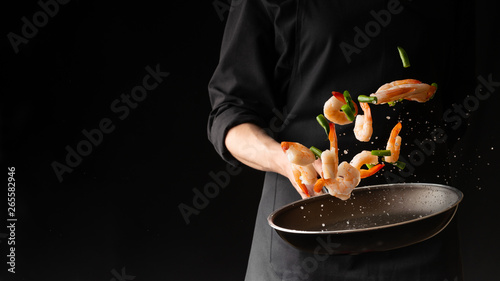 Canvas Print Seafood, Professional cook prepares shrimps with sprigg beans