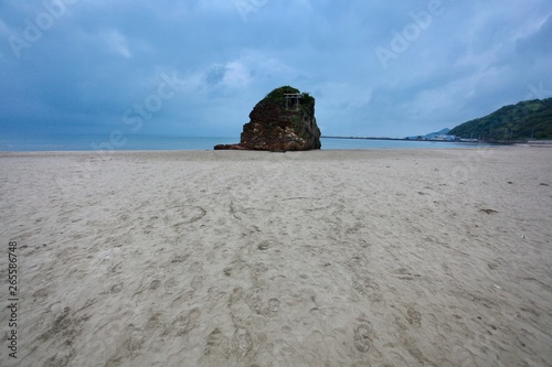 「八雲立つ」空模様の稲佐の浜と弁天島