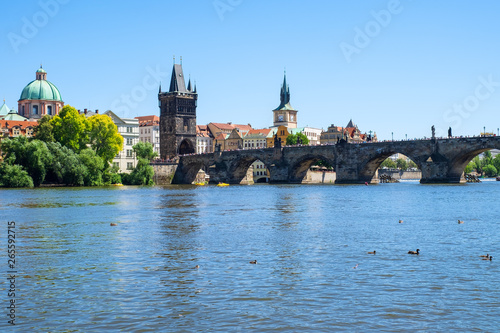 Die Karlsbrücke über die Moldau in Prag/Tschechien