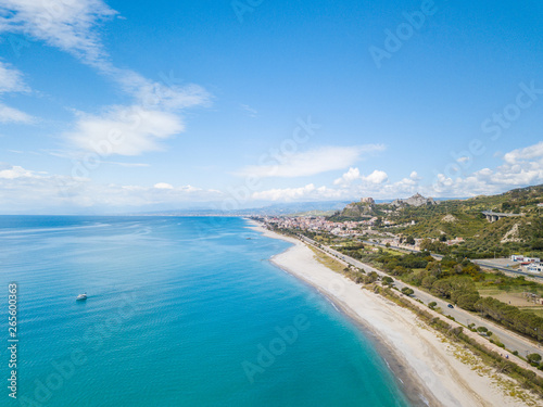 Vista aerea della città di Roccella Ionica o Jonica in Calabria, con il porto delle Grazie, il castello Carafa e la bellissima spiaggia sabbiosa con il mare Mediterraneo blu. © Polonio Video