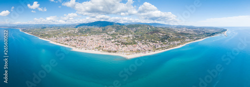 Roccella Ionica o Jonica, città in provincia di Reggio Calabria con affaccio sul mar Ionio Mediterraneo. Vista della costa sabbiosa, del castello e del porto dall'alto in Estate.