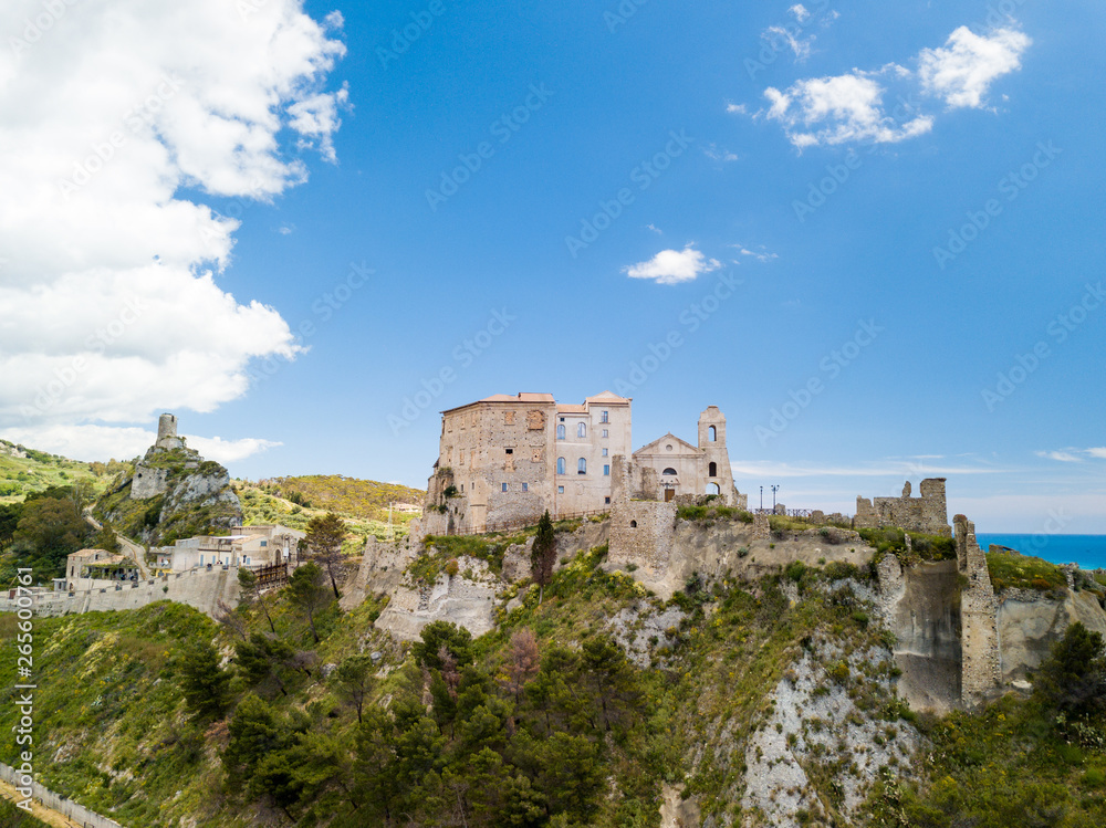 Castello Carafa di Roccella Ionica in Calabria che si affaccia sul mare Mediterraneo. Vista Aerea. Paese con Bandiera Blu.