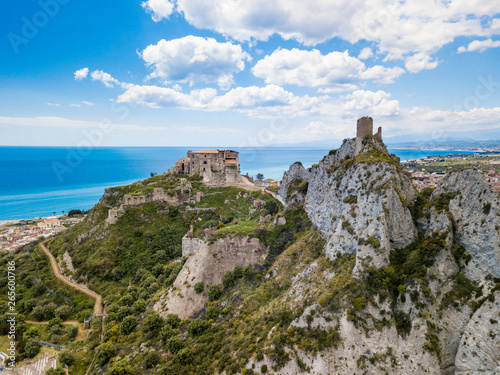 Castello Carafa di Roccella Ionica in Calabria che si affaccia sul mare Mediterraneo. Vista Aerea. Paese con Bandiera Blu.