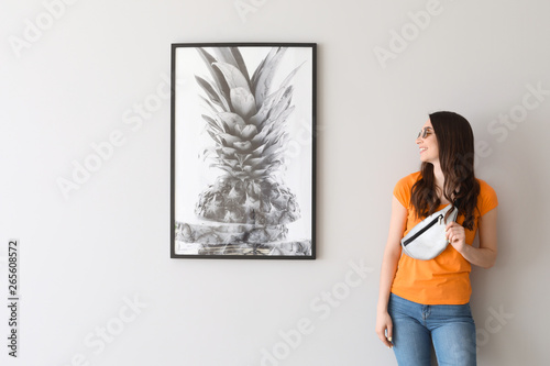 Beautiful young woman stand...