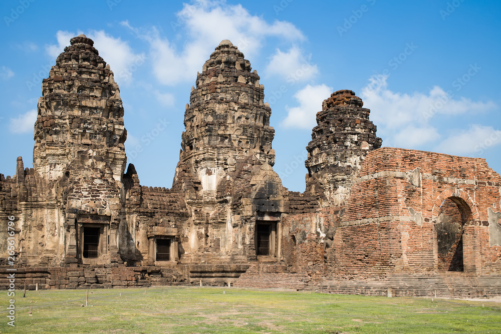 Phra Prang Sam Yod, Lop Buri Province, is an important historical and archaeological site. Khmer style in the art of Bayon The structure is laterite adorned with stucco. In the daytime there was a sky
