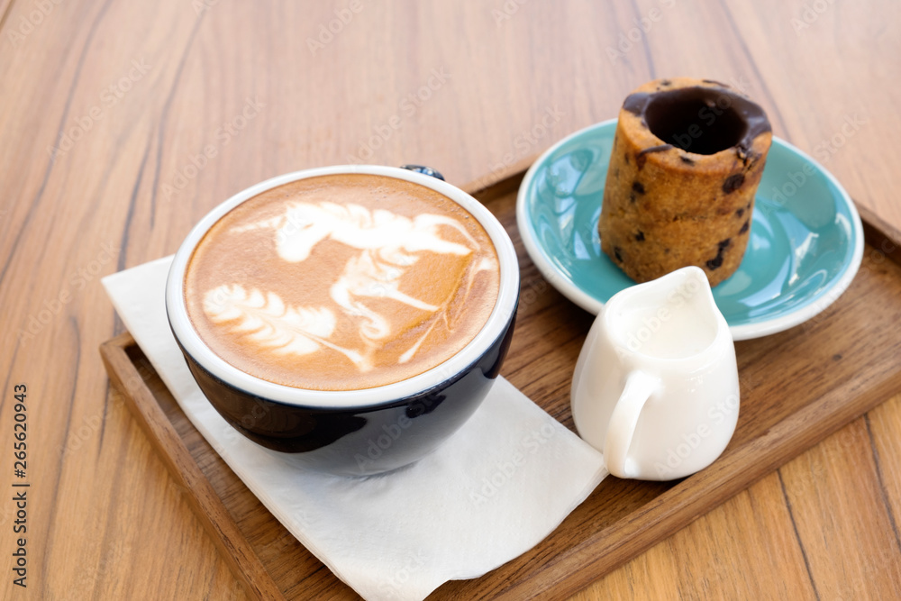 Obraz premium Hot latte with cookies on a wooden table