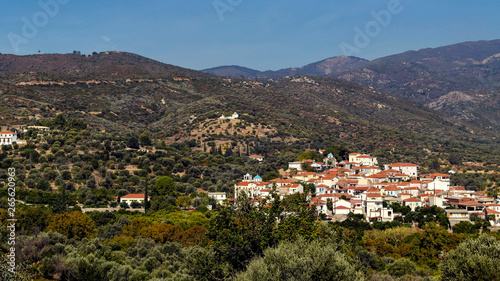 Blick von oben auf eine Stadt auf der Insel Samos © Lichtblick