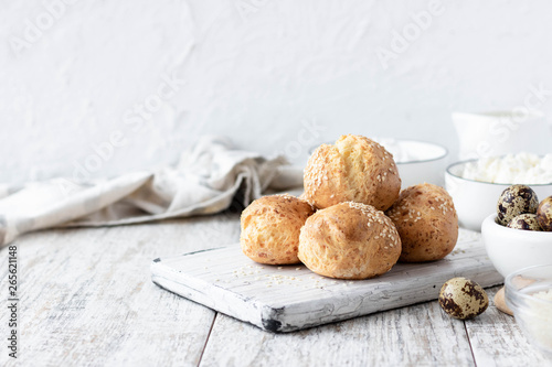 Cottage cheese buns on quail eggs and rice flour as a useful alternative to bread