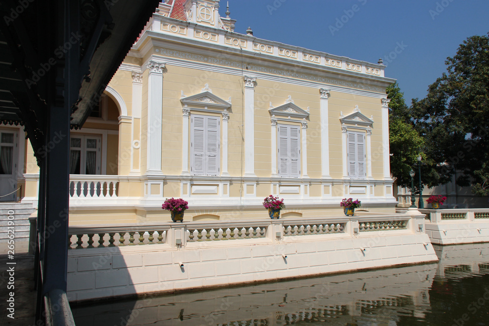 Naklejka premium royal palace in bang pa-in (thailand) 