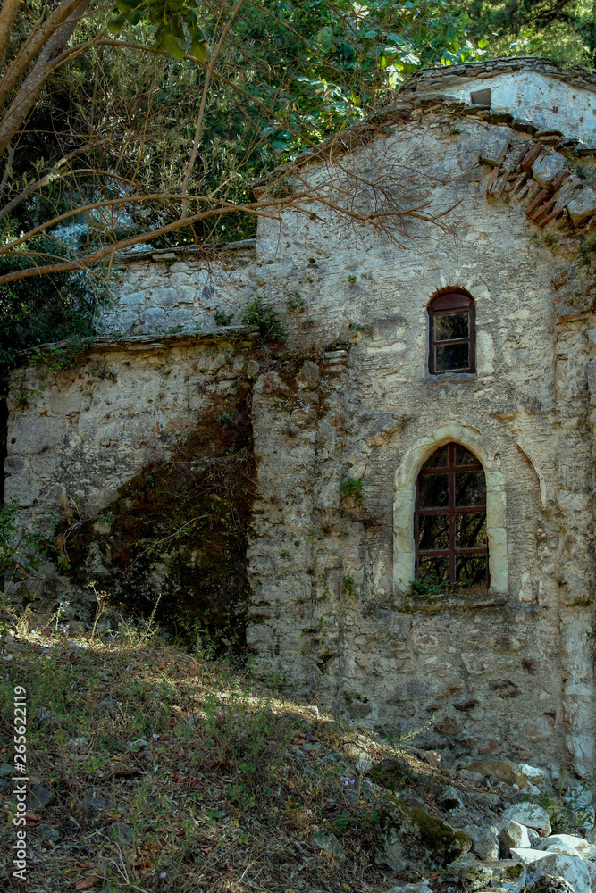 Verfallene Kirche im Wald 