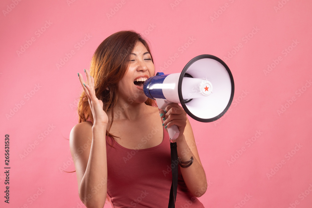 Obraz premium Beautiful young Asian woman announce with megaphone.
