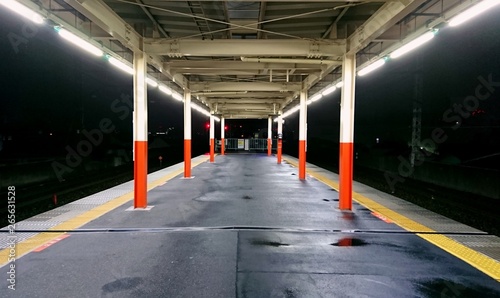 夜のプラットフォーム