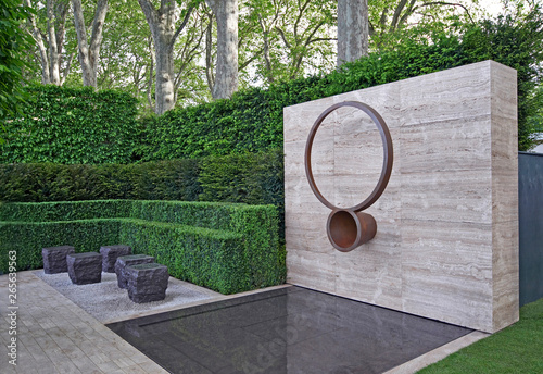 Canvas-taulu A classical garden with an avenue of yew, box and hornbeam leading to a water fe