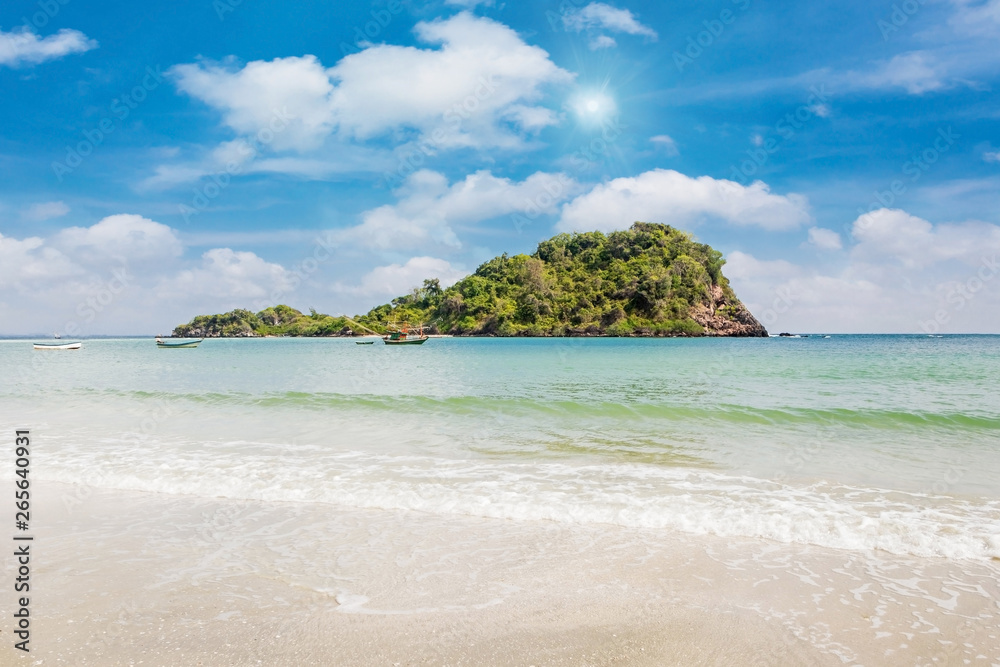 Fototapeta premium Island and clean beach on daylight