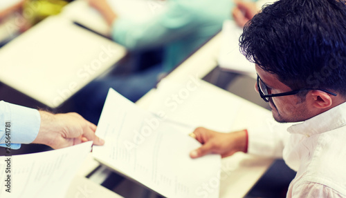 Foto education, high school, university, learning and people concept - teacher giving