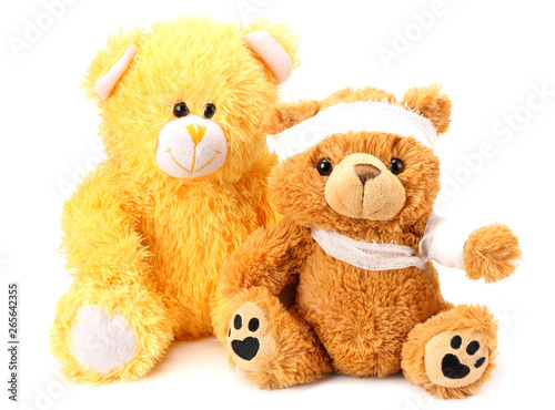 Two toy teddy bears with bandage isolated on white background © Eywa
