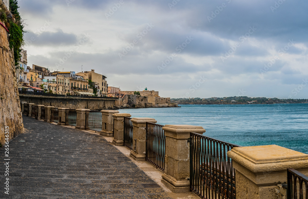 Obraz premium Street with the seaview of Ortigia in the city of Syracuse in Sicily, south Italy