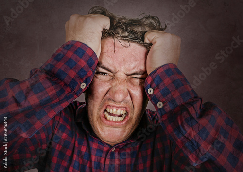 Foto stressed and overwhelmed man screaming and pulling hair in crazy stress and frus