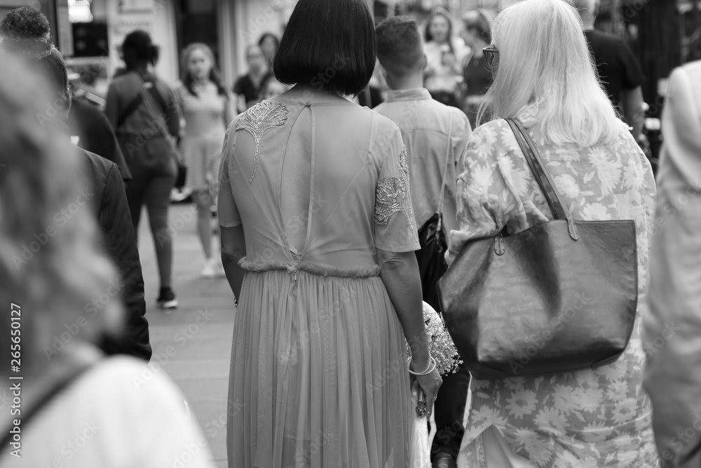 Obraz premium Czarno-biały obraz dwóch kobiet rozmawiających i chodzących