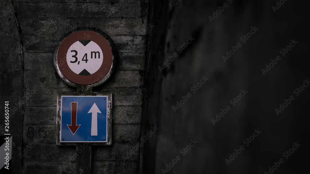 Obraz premium Schilder vor Tunnel