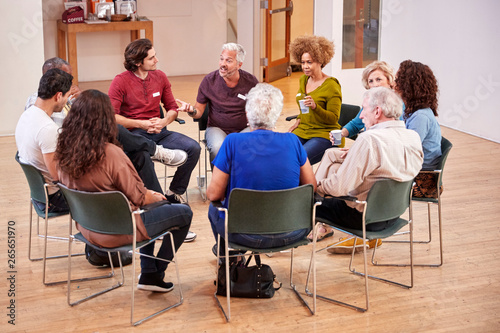 Cuadro en lienzo People Attending Self Help Therapy Group Meeting In Community Center