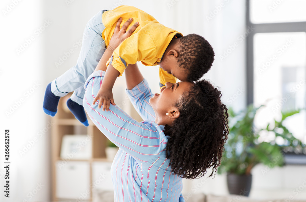 Φωτογραφία childhood, kids and people concept - happy african american mother with her baby