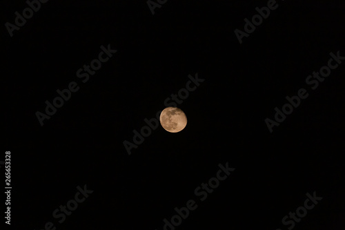 Lune loin