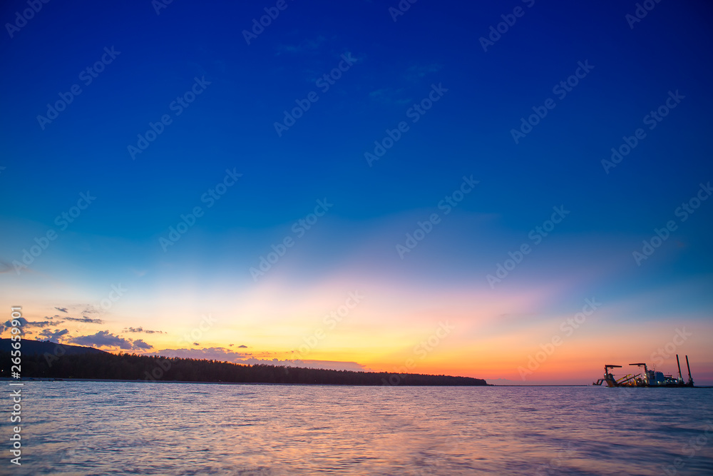 Obraz premium Landscape Sunset in the summer sea of Asia