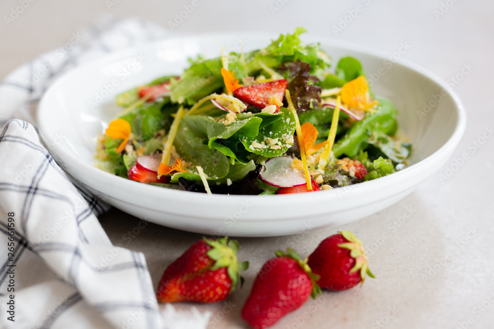 Baby Mixed Lettuces Salad with Strawberries Baby Mixed Lettuces Salad with Strawberries