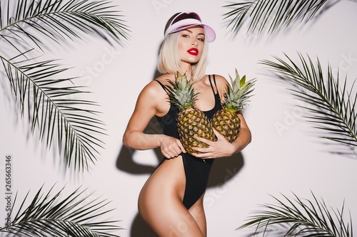 Fotografie, Obraz Girl with pineapples