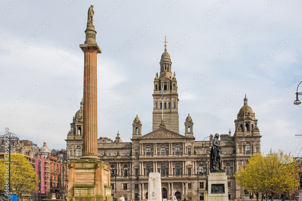 Fototapeta premium Sir Walter Scott Memorial Column and Glasgow City Council George Square Glasgow Scotland