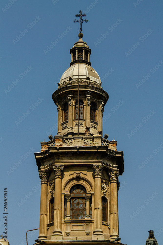 Torre de uma igreja ou catedral em Santiago do Chile