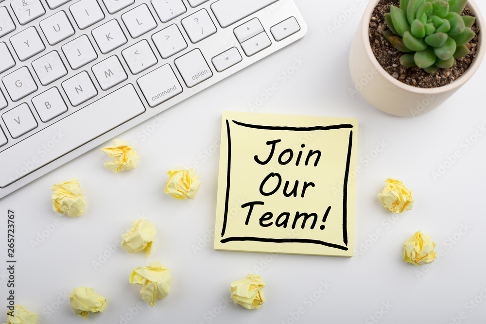 Naklejka premium Join Our Team Concept On Sticky Note