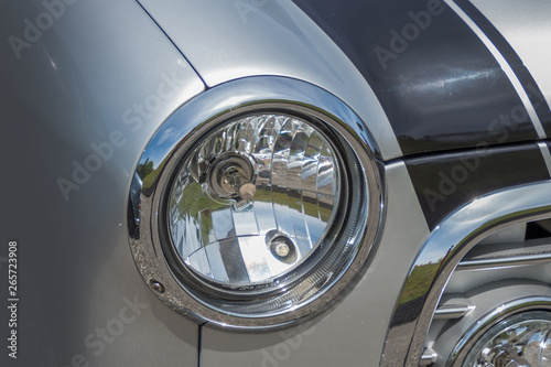 自動車のヘッドライト Headlight of the car