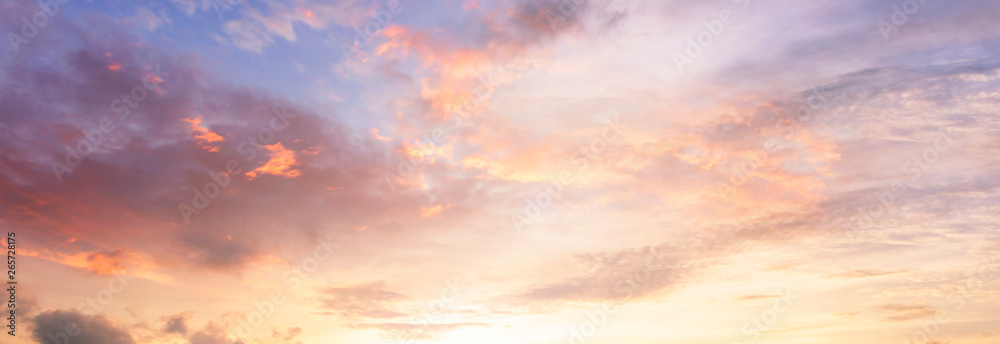 Fototapeta Tło kolorowy nieba pojęcie: Dramatyczny zmierzch z mrocznym koloru niebem, chmurami i