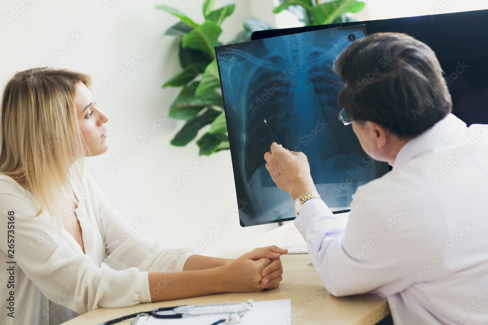The doctor is describing the X-ray scan of the female patient's chest. The doctor is describing the X-ray scan of the female patient's chest.