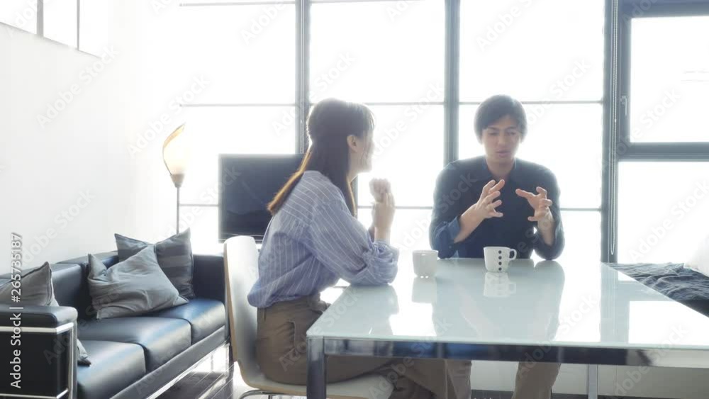 会話するカップル 会話するカップル