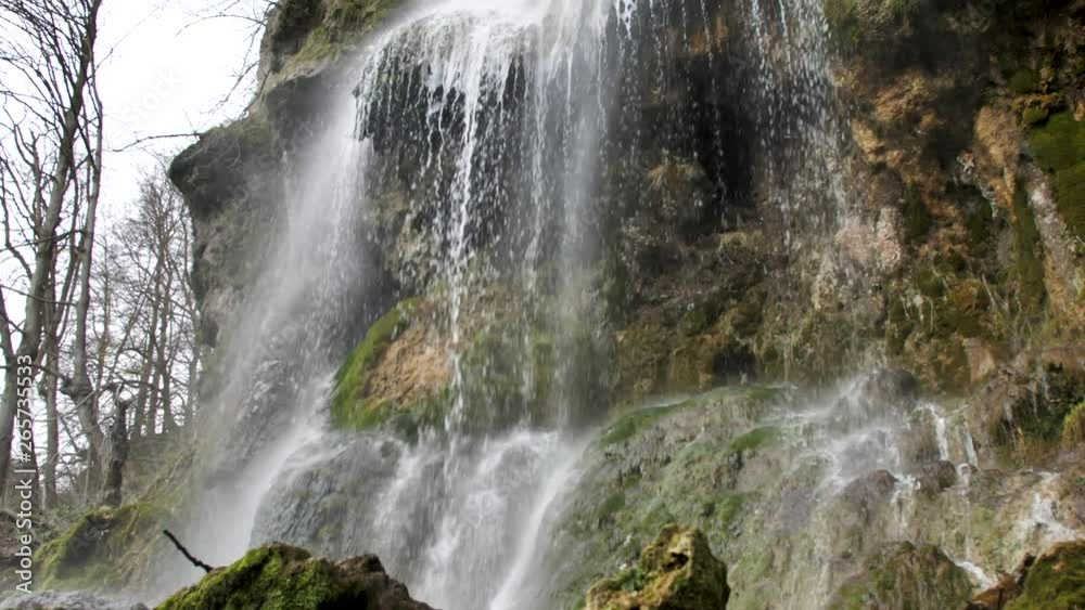 landschaft mit wasserfall und kaskaden, fluss im wald landschaft mit wasserfall und kaskaden, fluss im wald