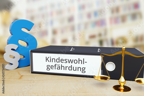 Kindeswohlgefährdung – Recht/Gesetz. Ordner auf Schreibtisch mit Beschriftung neben Paragraf und Waage. Anwalt