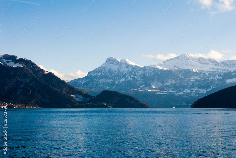 秋のルツェルン湖クルーズ（スイス）